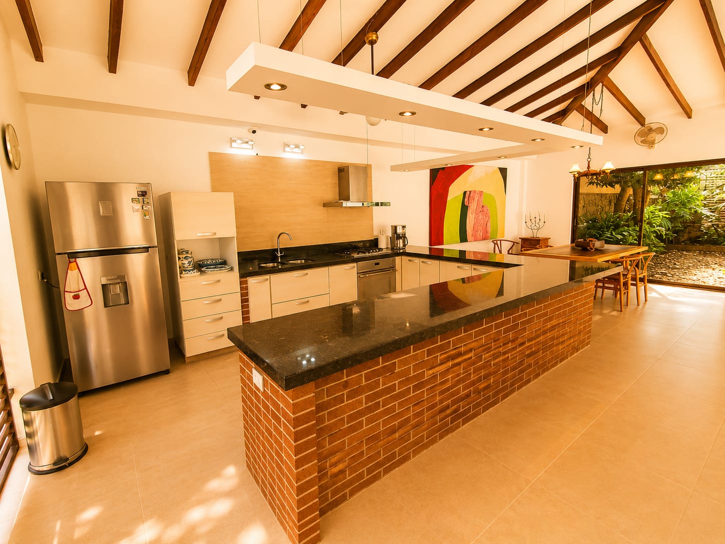 Cocina con isla en ladrillo y granito negro
